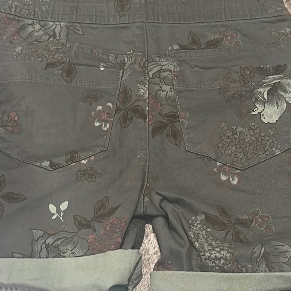 Floral Patterned Shorts - Picture 6 of 6